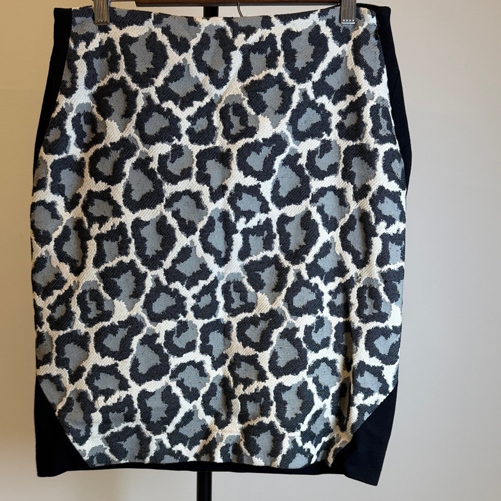 Diane Von Furstenberg Black, Cream & Gray Leopard Print Pencil Skirt | Size 8